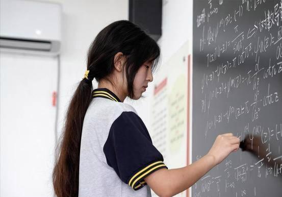 姜萍老师数学竞赛全球125名 中专女生的数学奇迹