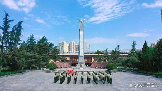 解放军官兵在战位上送节日祝福