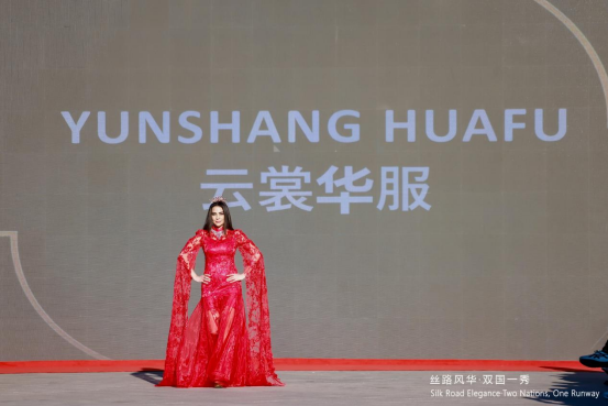 首届中巴时装秀在北京八达岭长城隆重举办