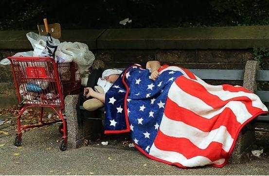 美国斩杀线现象 财务危机下的生存困境