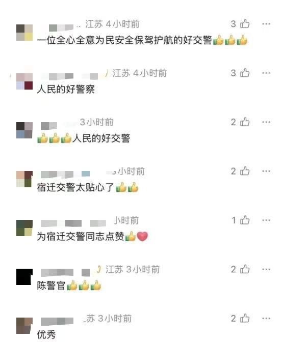 老人骑行未戴头盔 交警暖心送上头盔 温情执法获赞