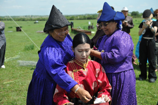 走遍中国:写生团邂逅布里亚特草原婚礼