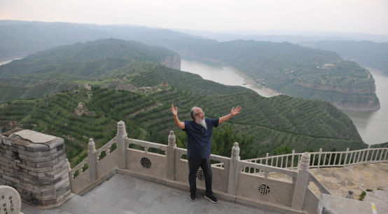 “走遍中国”:黄河湾畔寻真意,写生正得天地心