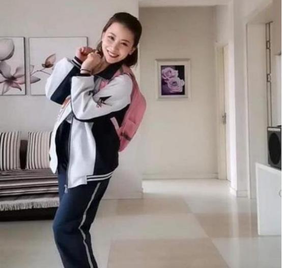“最年轻妈妈”火了穿上女儿校服毫无违和感
