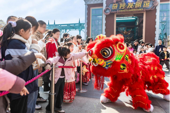 烟花、无人机“共舞”！襄阳华侨城奇幻度假区新春现场火爆