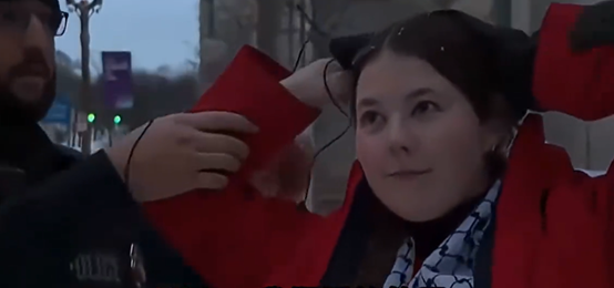在对美国政府说出这句话后，22岁的她被警察抓走了……