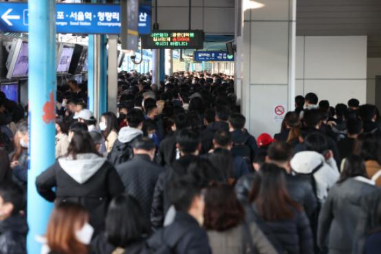 首尔地铁早高峰部分停运引发混乱，有人报警称“太挤了，喘不过气”