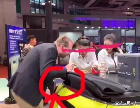 上海车展再起风波 宾利女销售穿短裙下蹲走光 疑似没穿内裤！欧拉模特被袭胸