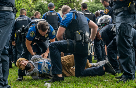 美国多所大学抗议者与警方冲突加剧 外部煽动者搅局风波