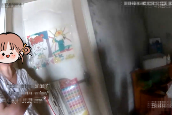 男童身悬窗外民警踹门救人 紧急救援化解危机
