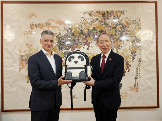 龙宇翔与俄罗斯亚历山大红旗歌舞团团长、艺术总监根纳季·萨切纽克亲切会见