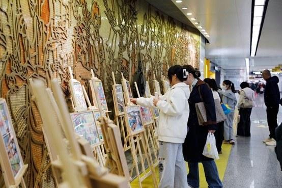 杭州地铁回应小孩在车厢门口方便 文明乘车再引关注