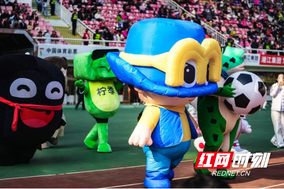 媒体:湘超是一场青春路演 绿茵场上的青春风暴