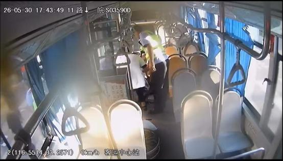 公交司機(jī)緊急送發(fā)病老人就醫(yī) 暖心之舉獲市民點(diǎn)贊