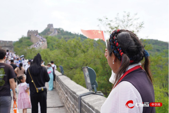 西藏村居两委基层干部游览八达岭长城、参观北京海洋馆