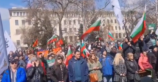 美防长赴保加利亚遇抗议集会