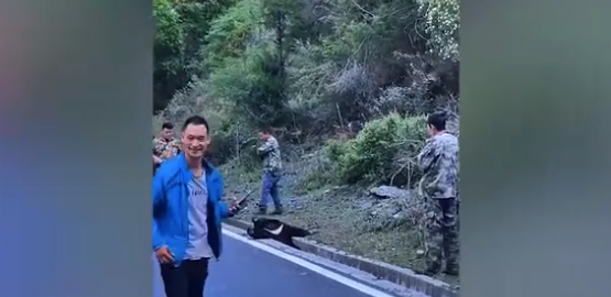 黑熊被卡排水沟动弹不得 内心os：别光看热闹，倒是搭把手啊
