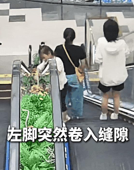 小丑救卷入扶梯女孩 危急时刻显身手