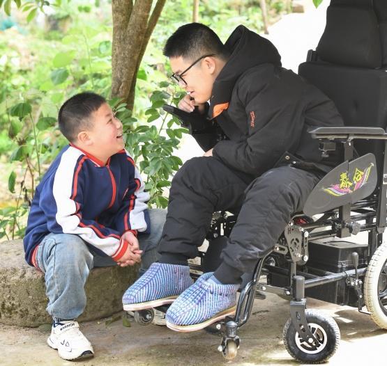 兩兒子患罕見病 90后媽媽死磕到底 十年堅(jiān)守點(diǎn)亮希望