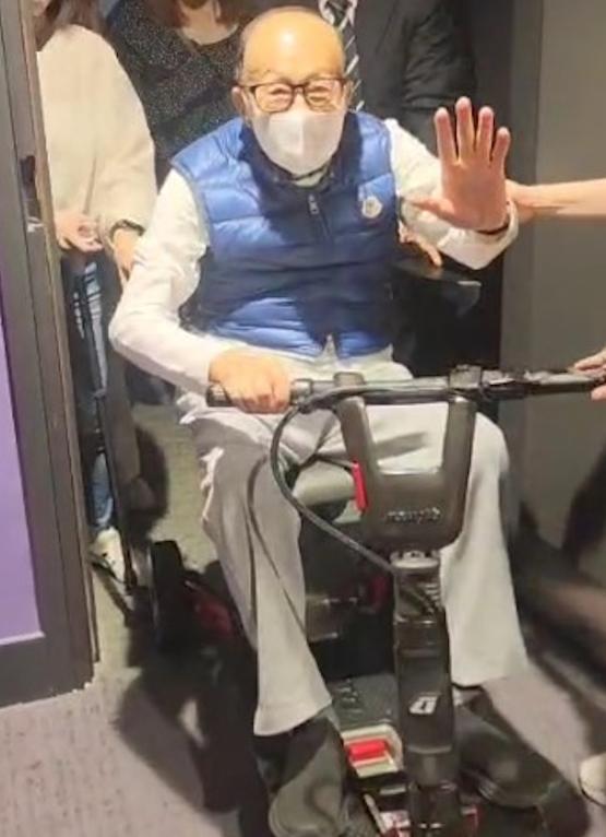 96歲李嘉誠坐輪椅看五月天演唱會 罕見公開露面