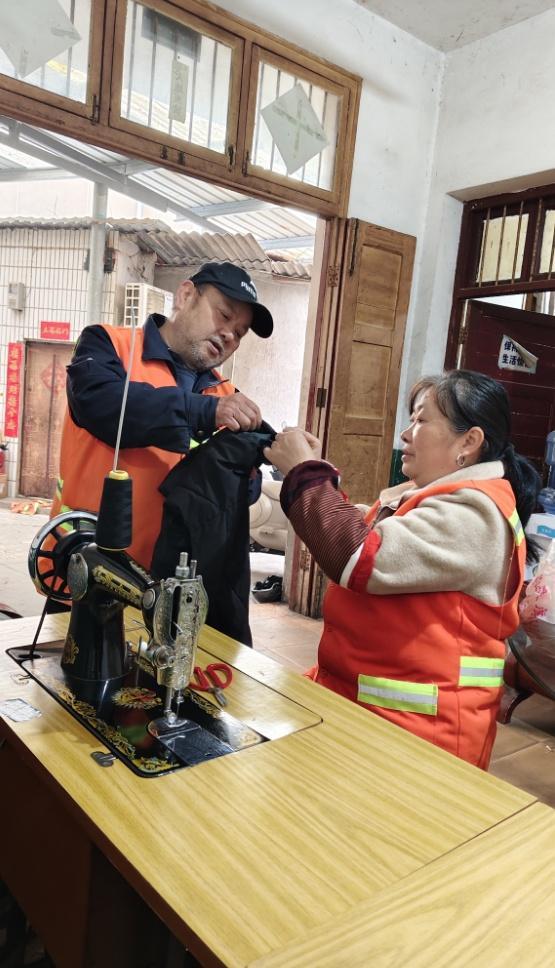 長沙環(huán)衛(wèi)大姐堅持10年免費縫補衣物
