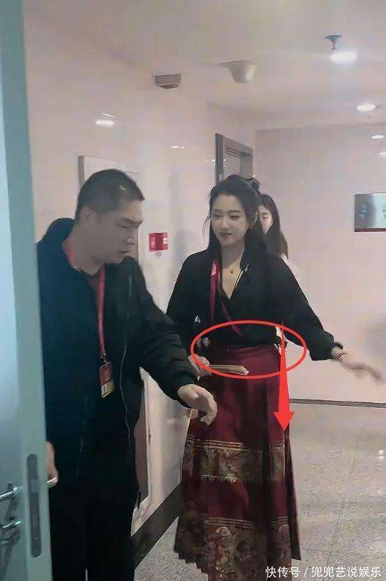 关晓彤金靖王玉雯各美各的 春晚造型引热议