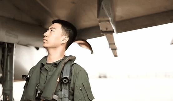 “95后”歼16飞行员亮相“代表通道” 分享强军经历与感悟