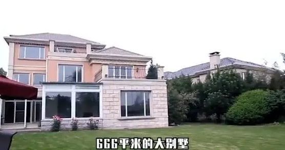 李湘撇下老公带女儿度假 11岁王诗龄身高赶上妈妈