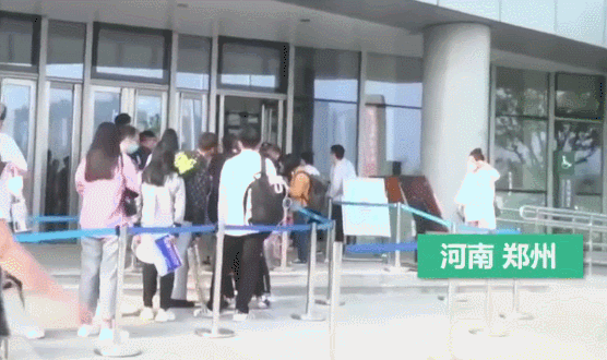 直击多地“520”扎堆领证，大叔通宵替孩子排队