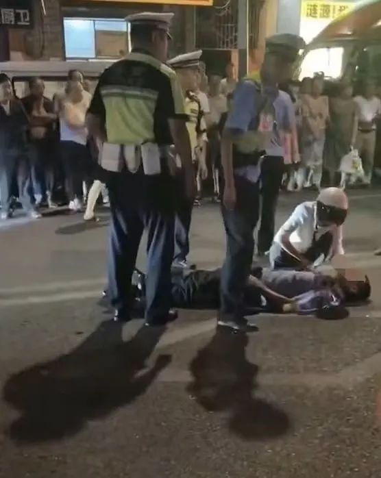 一司机撞倒交警并拖行，警方：司机已自首！