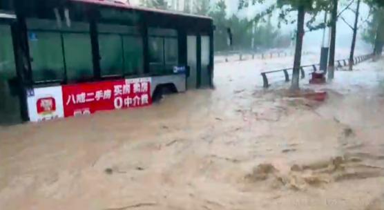 北京公交暴雨被困小伙扔出救命绳！