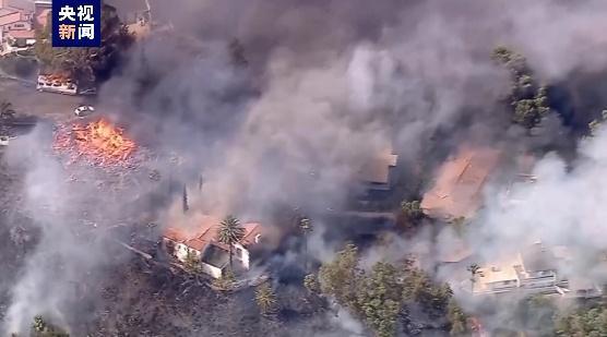 美国突发大火 多栋住宅被烧毁 加州迎火灾高峰期