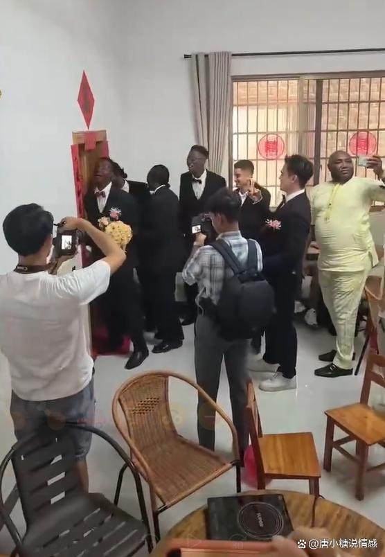 新郎接亲时对新娘读保证书 跨国婚姻的温馨瞬间