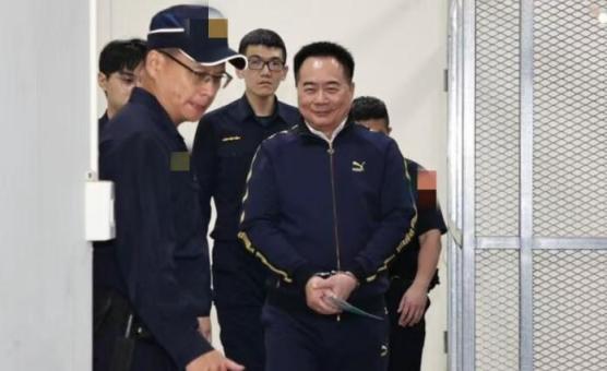 蔡正元入狱前画面曝光：微笑上囚车