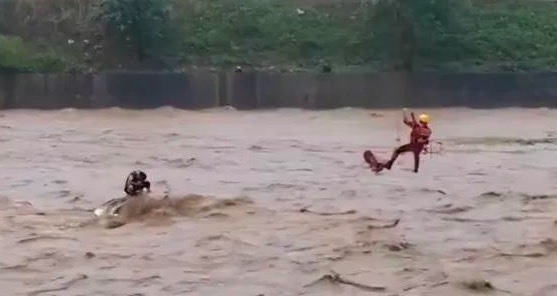 邯郸暴雨一男子被洪水冲入河道 消防上演生死救援