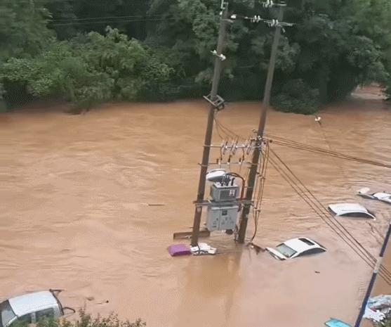 赣州遭遇强降雨有低洼小区被淹