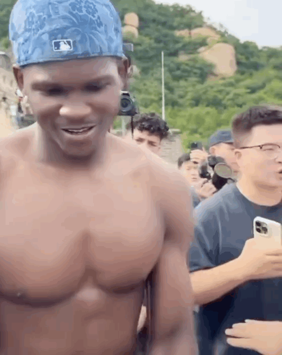 赤裸上阵，爱德华兹手持折扇来到北京游览长城 球迷热情迎接