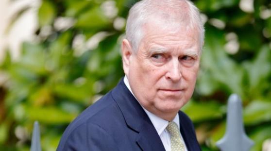 因深陷丑闻,英国安德鲁王子被剥夺头衔及王室住所,其两个女儿仍保留公主身份