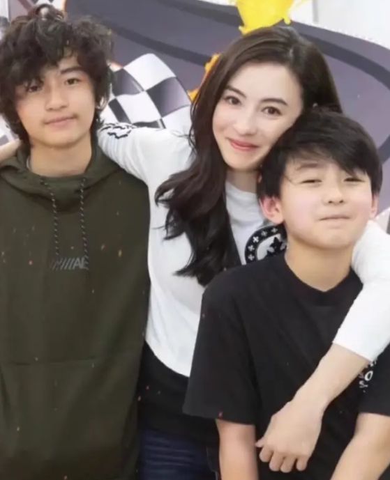 张柏芝对镜自拍状态佳二儿子quintus出镜阳光帅气