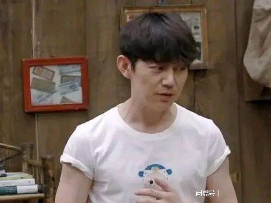 何炅手臂肌肉线条好明显 快五十岁了还有穿衣显瘦脱衣有肉的好身材