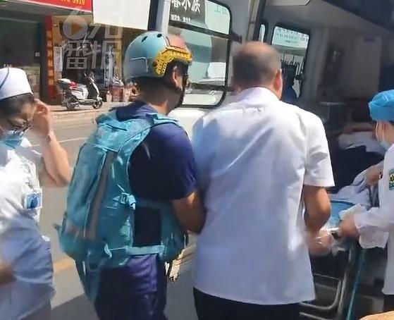 七旬老东说念主落水，救济队员跳桥救东说念主