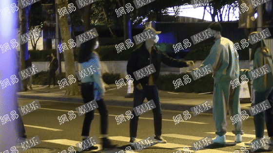 黄轩携女友与王凯聚餐到凌晨 勾肩搭背亲密无间