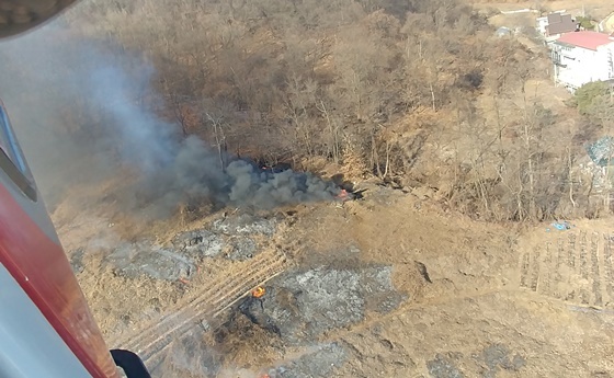 韩国1架战斗机坠毁燃起大火现场黑烟滚滚