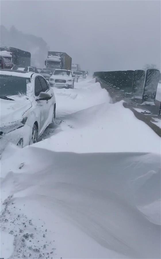 沪陕高速秦岭段暴雪大量车辆被困：在高速路被困25小时