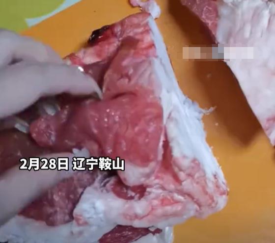 辽宁一女子买牛肉发现是牛油上贴瘦肉，相关部门介入