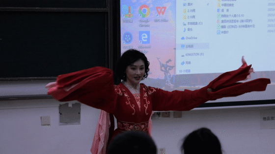 南昌大学陈俐老师火了，上课时蹭课学生挤爆教室