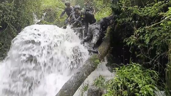 部队穿越哀牢山现场画面 勇士无畏，边关险境中的忠诚足迹