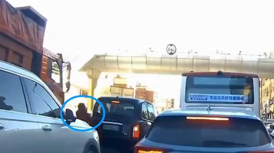 老人车流中穿行遭大货车碾压