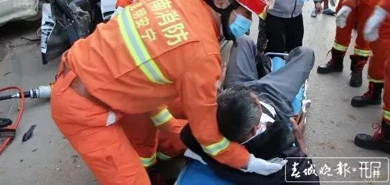 昆明一老年代步车和越野车相撞 车头完全变形