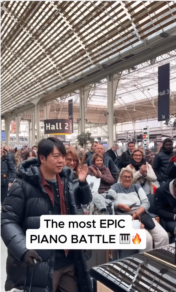 郎朗闪现巴黎火车站